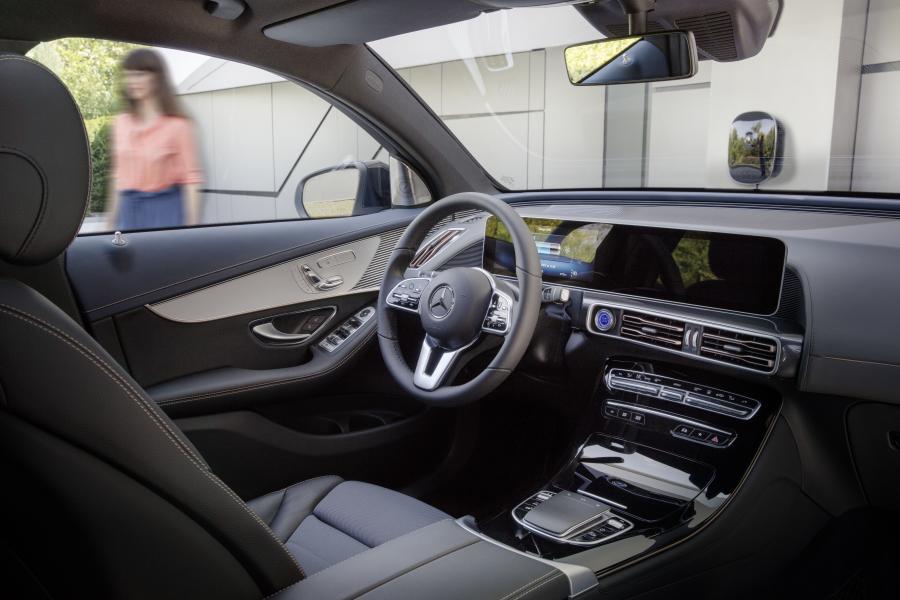 Интерьер Mercedes-Benz EQC400 4Matic (N293) 2019 года  (WW) (фото 31 из 202)